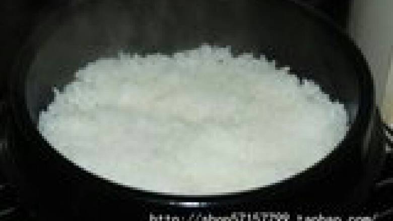 石锅拌饭,石锅中薄薄涂一层香 油，铺好<a style='color:red;display:inline-block;' href='/shicai/ 6501'>剩米饭</a>