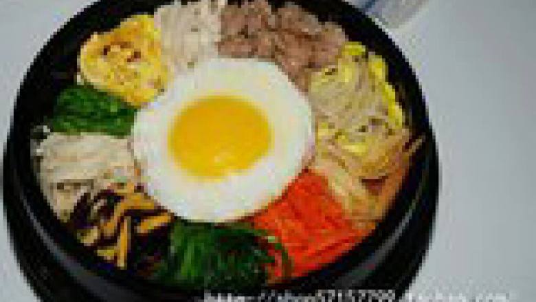 石锅拌饭,将准备好的菜丝码进去， 上面放一个煎好的蛋。