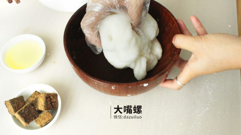 Q萌红糖冰皮月丨大嘴螺,搅拌均匀后用手匀速的像和面一样捏紧实,此时洪荒之力不出更待何时
