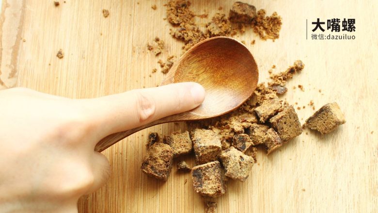 Q萌红糖冰皮月丨大嘴螺,又见土方子三只咸鱼红糖,这次小编用的是纯正原味红糖,压碎即可