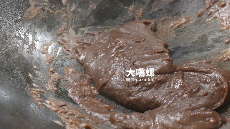 Q萌红糖冰皮月丨大嘴螺,中小火慢慢的煮,煮的过程中需要一直的翻动,以免受热不均匀导致红豆沙有些许糊味,炒至红豆沙能逐渐成型后即可盛出
