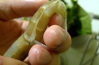 油焖大虾,从背部剪开,至尾端,挑去黑线。剪口不要正中,偏一点为宜,以免破坏黑线