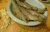油焖大虾,清洗干净,控净水分备用。姜蒜切细(约1:3),香葱切段