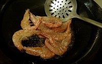 油焖大虾,锅中多倒油,烧至约6、7成热,投入大虾,迅速翻面,变红起酥即捞出