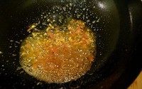 油焖大虾,锅中留少许油,下姜蒜炒香,中火,下番茄酱(约3小匙),或去皮切碎的西红柿(只要约3小匙的量),炒出红油