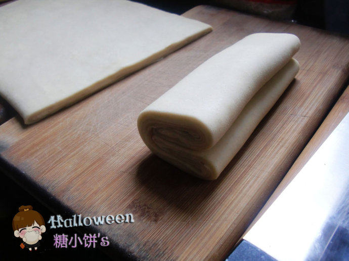 蝴蝶酥,做好的酥皮干成约8MM厚的片,像折四折一样叠起来