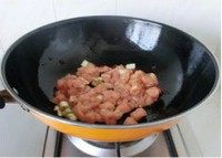 宫保鸡丁,放入鸡丁，放1汤匙料酒，炒到鸡肉变色