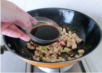 宫保鸡丁,最后调入料汁