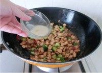 宫保鸡丁,再放入黄瓜丁、熟花生米，翻炒均匀。水淀粉勾芡，即可