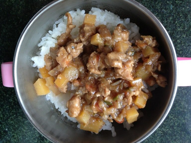 宝宝食谱:鸡肉烩菜盖饭,最后盛出来给孩子拌饭吃,能让孩子吃掉很多蔬菜