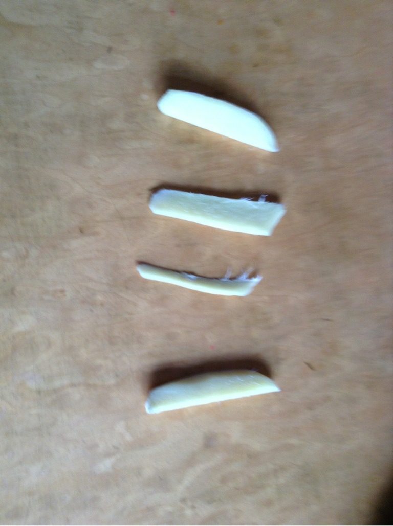 姜茶,把<a style='color:red;display:inline-block;' href='/shicai/ 37'>姜</a>皮削掉，切片，片的薄厚度随意