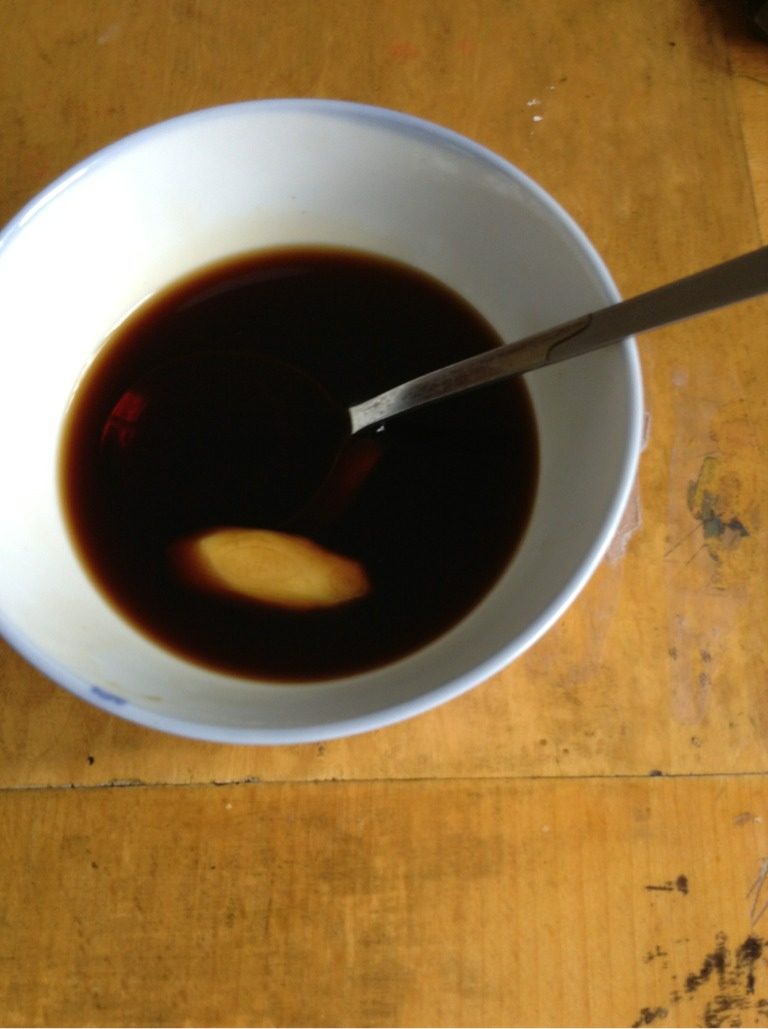 姜茶,放入两勺<a style='color:red;display:inline-block;' href='/shicai/ 882'>红糖</a>，用开水泡，加入切好的姜片，放一点<a style='color:red;display:inline-block;' href='/shicai/ 866'>冰糖</a>，喜欢甜一点可多放！