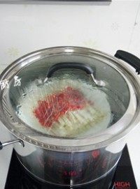 剁椒金针菇,蒸锅加水,大火烧开,金针菇入锅大火蒸5分钟
