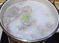 韩式烤排骨,大火烧开转中火,煮5分钟关火,将肋排取出,撒上盐和<a style='color:red;display:inline-block;' href='/shicai/ 720'>胡椒粉</a>腌一小会