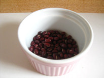 红枣红豆莲子粥,<a style='color:red;display:inline-block;' href='/shicai/ 2470'>红枣</a>用温水泡发后洗净，<a style='color:red;display:inline-block;' href='/shicai/ 3607'>红豆</a>、<a style='color:red;display:inline-block;' href='/shicai/ 674'>莲子</a>、<a style='color:red;display:inline-block;' href='/shicai/ 492'>大米</a>用水洗净备用