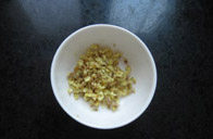 姜汁菠菜,<a style='color:red;display:inline-block;' href='/shicai/ 2800'>生姜</a>切成末备用