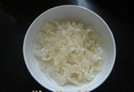 西芹炒银耳,<a style='color:red;display:inline-block;' href='/shicai/ 232'>银耳</a>泡发后洗净，掰成小朵。
