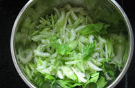 西芹炒银耳,<a style='color:red;display:inline-block;' href='/shicai/ 143'>西芹</a>洗净，切成段。