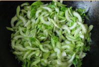 西芹炒银耳,锅里放油，油热后放入西芹煸炒