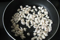 家常玉米鸡丁,锅里热油,倒入鸡丁翻炒到颜色变白立即关火,沥油盛出备用