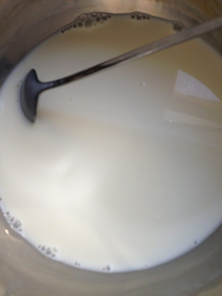 蛋挞,容器擦干倒入<a style='color:red;display:inline-block;' href='/shicai/ 8197'>淡奶油</a> <a style='color:red;display:inline-block;' href='/shicai/ 219'>牛奶</a> 细砂糖和<a style='color:red;display:inline-block;' href='/shicai/ 893'>炼乳</a>加热并搅拌直到糖溶化冷却