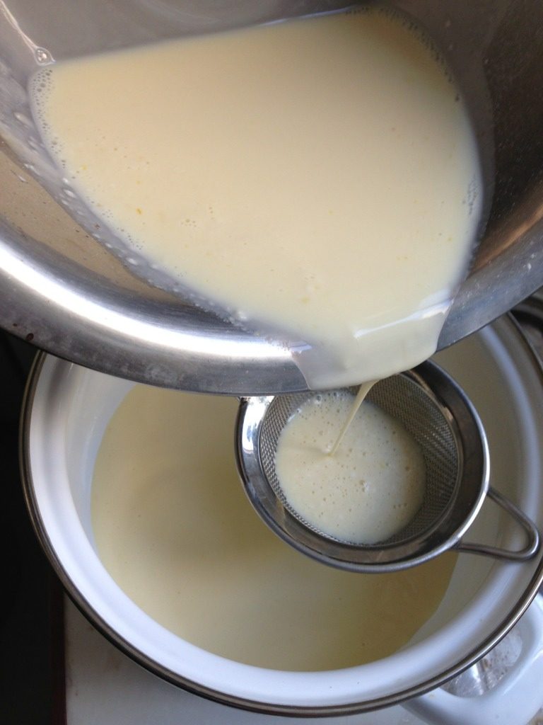 蛋挞,冷却之后加入<a style='color:red;display:inline-block;' href='/shicai/ 15'>蛋黄</a> <a style='color:red;display:inline-block;' href='/shicai/ 548'>低筋面粉</a>搅拌均匀 过筛成蛋挞水