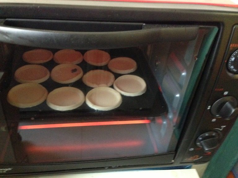 蛋挞,放入事先预热好的烤箱里 210度 25分钟 出炉后放入适当<a style='color:red;display:inline-block;' href='/shicai/ 2175'>黄桃</a>点缀就好了