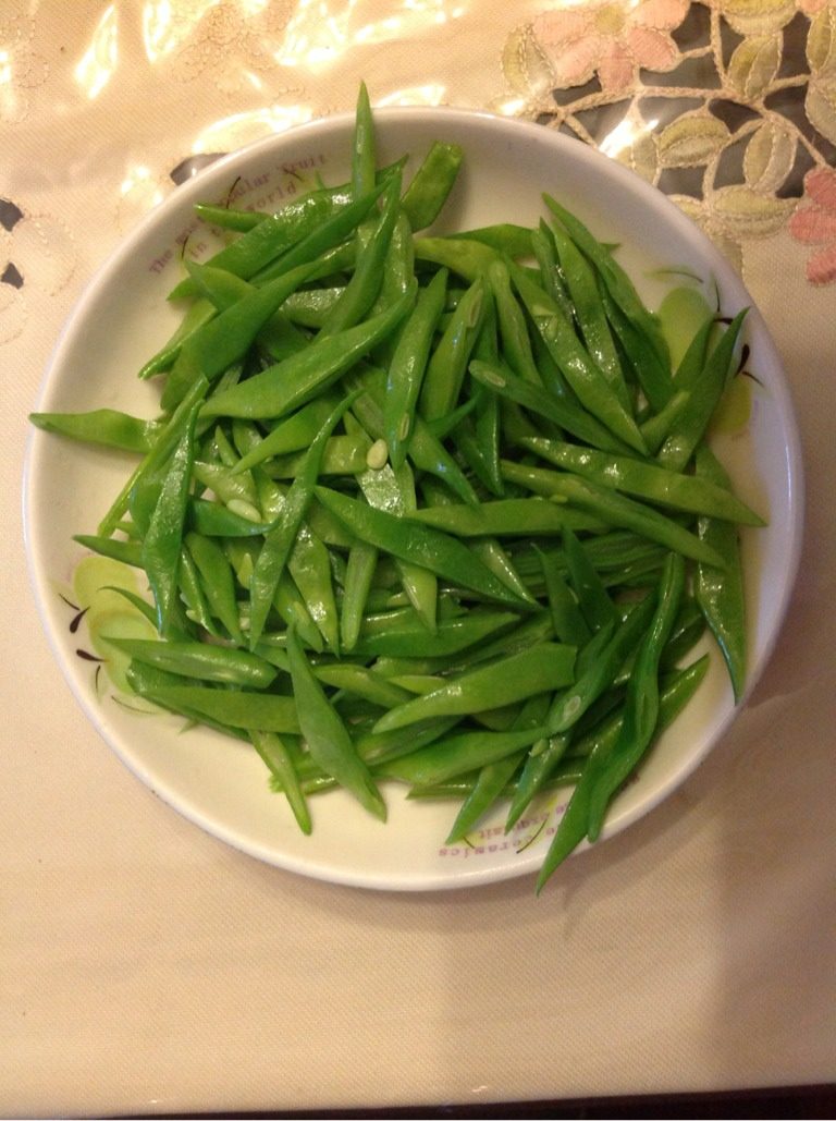 笋干菜炒豆角,<a style='color:red;display:inline-block;' href='/shicai/ 3639'>豆角</a>洗净斜刀切丝,锅中放水焯下备用。