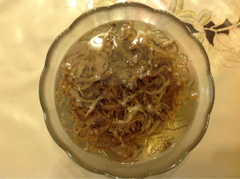 笋干菜炒豆角,笋干菜放小碗中放水浸泡一会儿。
