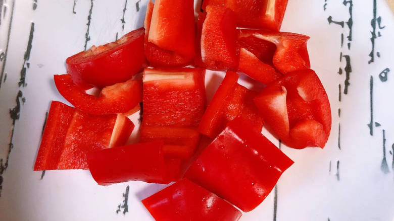 香菇烧鸭肉,准备好<a style='color:red;display:inline-block;' href='/shicai/ 86676'>红青椒</a>。
