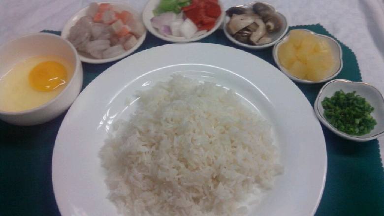 泰式炒饭,先将海鲜料处理好切小 焯水备用
青 红椒 <a style='color:red;display:inline-block;' href='/shicai/ 29'>洋葱</a> <a style='color:red;display:inline-block;' href='/shicai/ 597'>菠萝</a>切成小方片 切<a style='color:red;display:inline-block;' href='/shicai/ 157'>小葱</a>花  草菇切两半   备用  
