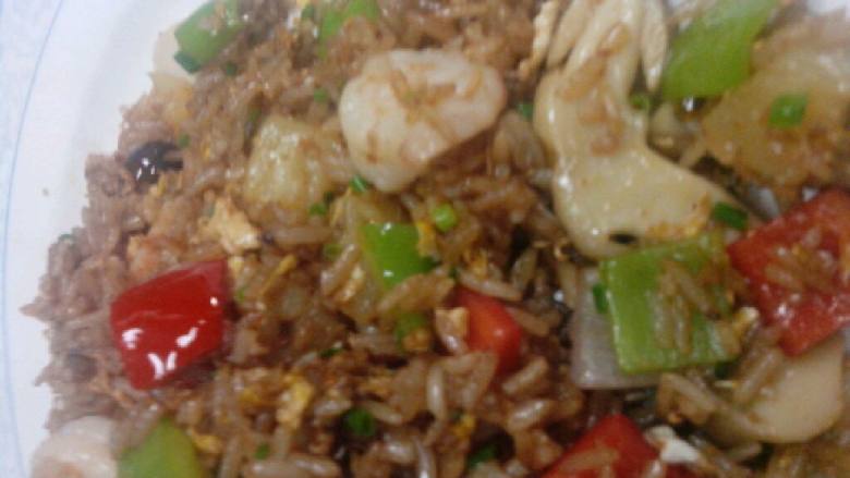 泰式炒饭,锅上火 放入油 先倒入蛋液 炒碎 再放入香米 翻炒 加入青红椒洋葱 草菇放<a style='color:red;display:inline-block;' href='/shicai/ 8494'>海鲜酱</a>20克 放其它调料 翻匀加入海鲜料 菠萝 小葱 翻炒 出香味即可