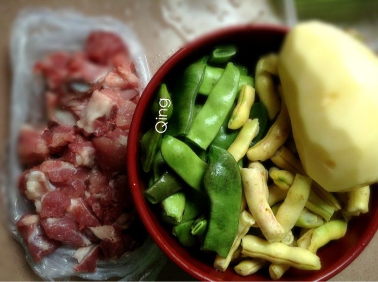 排骨炖豆角,如图准备材料，豆角洗净切好备用