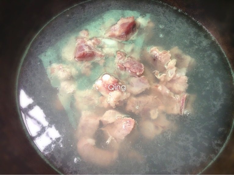 排骨炖豆角,如图锅内烧开水将排骨飞水
