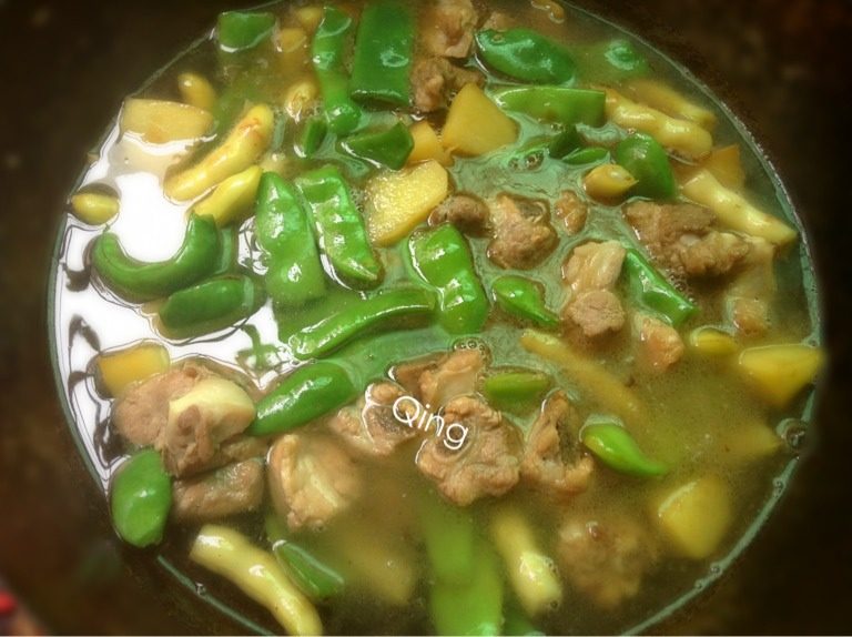 排骨炖豆角,如图翻炒置豆角变深绿时加水炖
