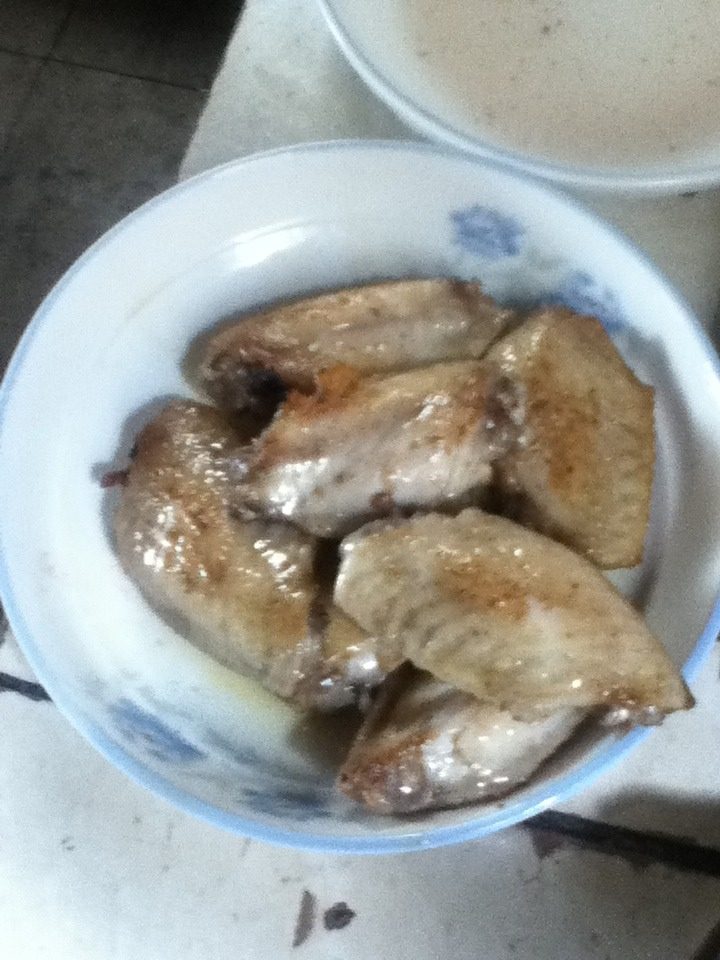可乐鸡翅,倒油，煎成两面金黄，如图。