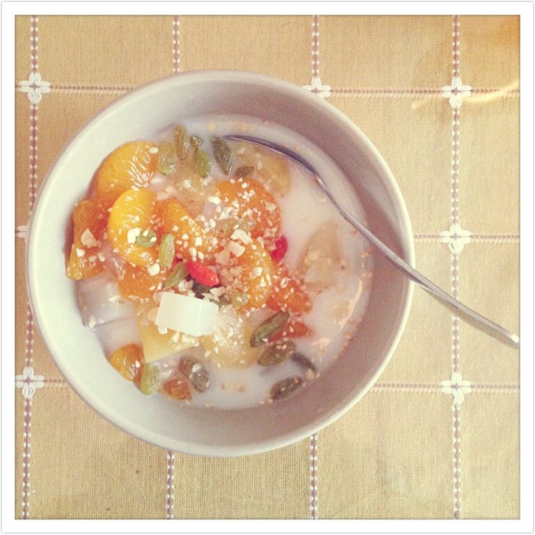 冷饮八宝饭,倒入牛奶，<a style='color:red;display:inline-block;' href='/shicai/ 5103'>水果罐头</a>，撒些芝麻，<a style='color:red;display:inline-block;' href='/shicai/ 603'>葡萄干</a>，花生碎，就可以吃了。