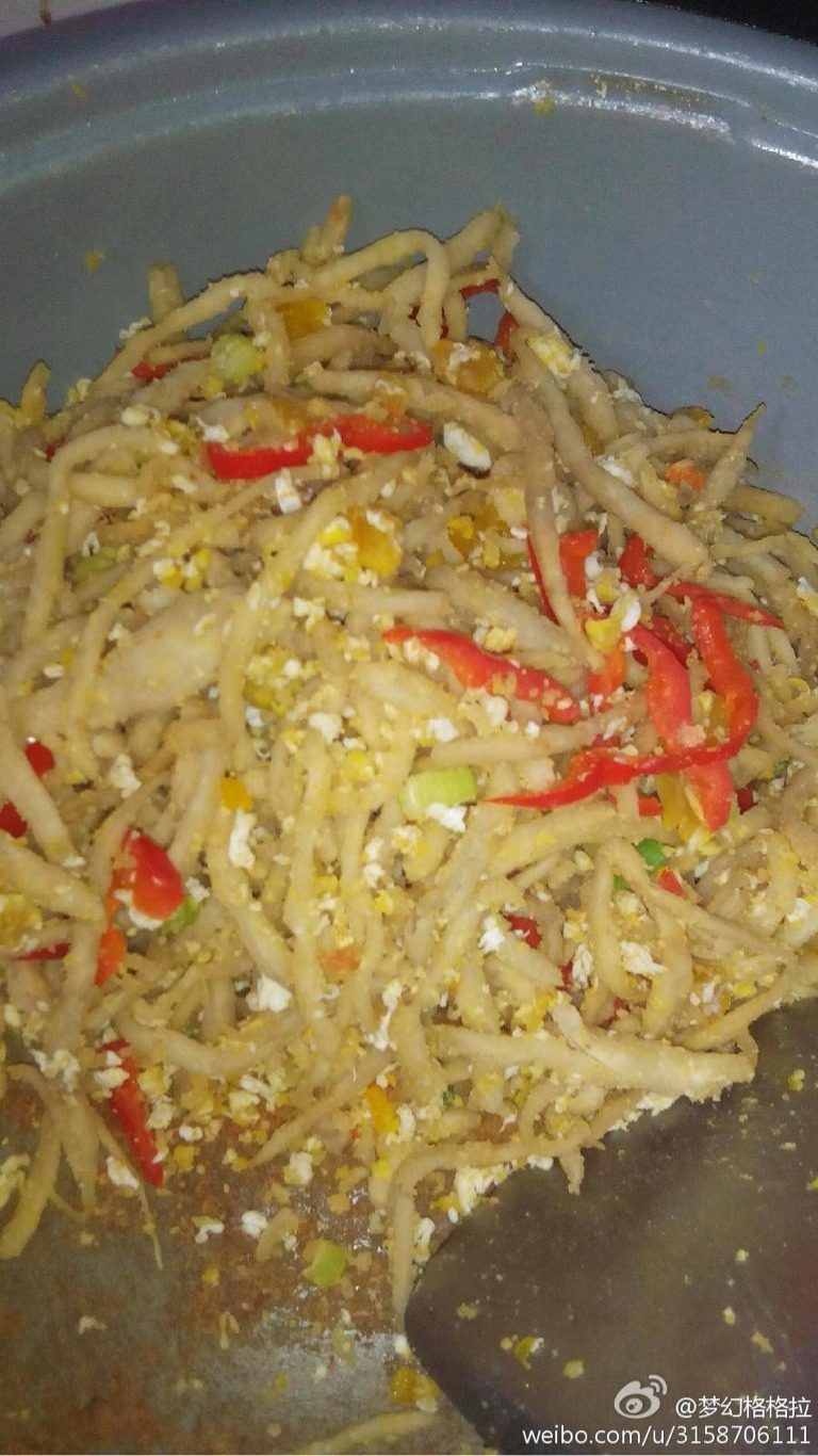 牛蒡炒鸡蛋,锅里烧热油，下葱花 鸡蛋 蛋黄炒熟，放牛蒡 红椒丝 翻炒至熟。 调盐味即可；