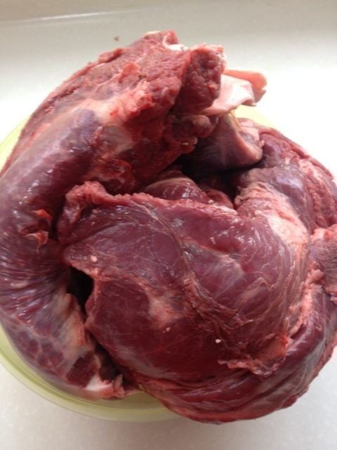 娜姐秘制牛腩,牛肉切块过凉水,放姜片,沸腾后捞出晾干