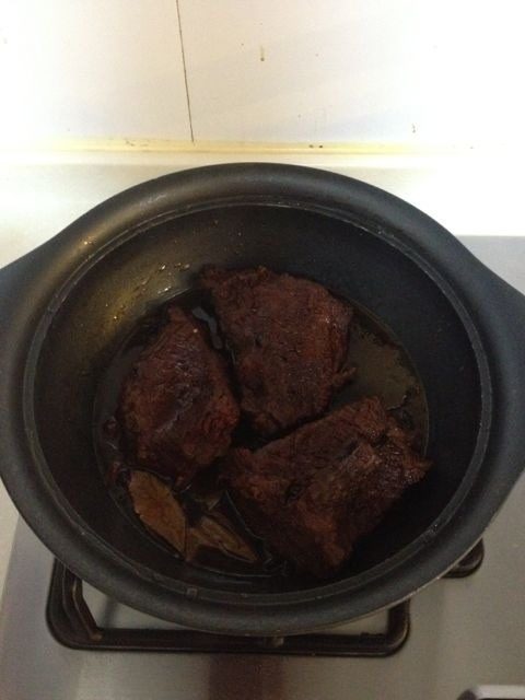 娜姐秘制牛腩,放入高压锅,加老酒,酱油,生抽三滴,红糖,鸡精,干红辣椒,花椒,香叶等,大火煮开三分钟后小火五分钟关闭。半小时后开锅烧至汤汁全部进入牛腩,晾干切片。