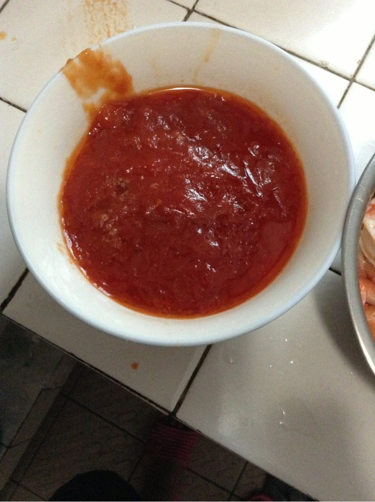 饼铛披萨,西红柿切碎,加油翻炒再加入番茄沙司