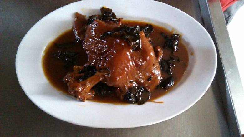 红扒肘子,炒锅加少许水把高压锅中的汤汁倒进炒锅加些<a style='color:red;display:inline-block;' href='/shicai/ 233'>木耳</a>,淀粉勾芡淋明油浇在肘子上即成