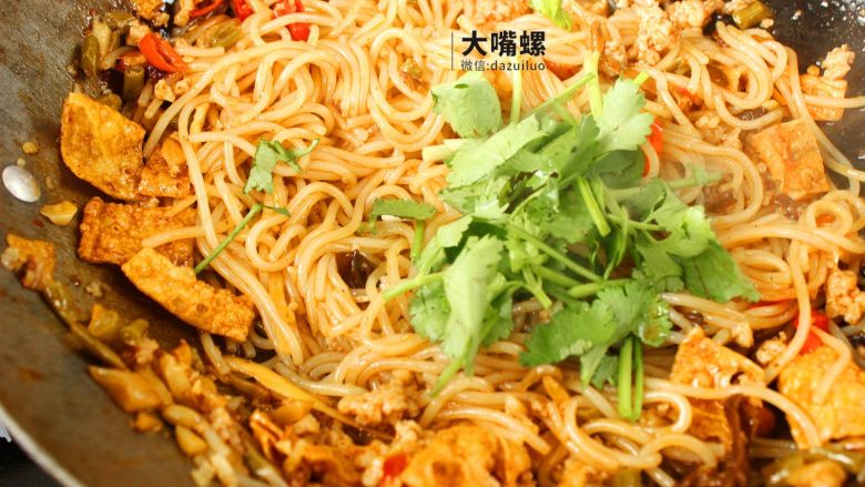 豆皮包螺蛳粉丨大嘴螺,下肉末炒熟后将事先准备好的干米粉以及包装内的其他配料(木耳、酸豆角、酸笋、腐竹花生)依次放入,翻炒一会儿加入大半包卤水,均匀搅拌
