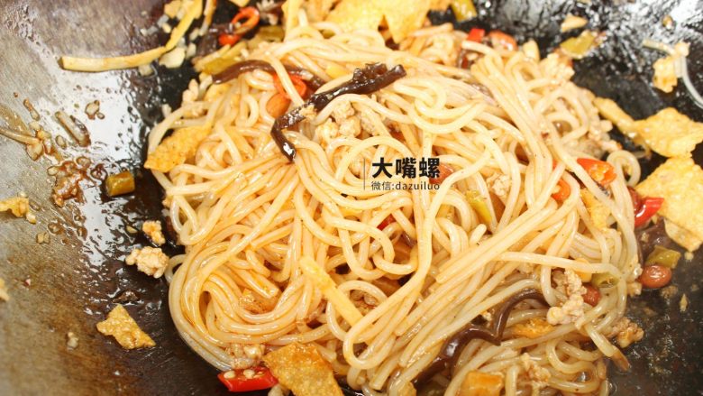 豆皮包螺蛳粉丨大嘴螺,喜欢吃辣得可以放入红油包,最后撒上些提味的<a style='color:red;display:inline-block;' href='/shicai/ 131'>香菜</a>,出锅咯