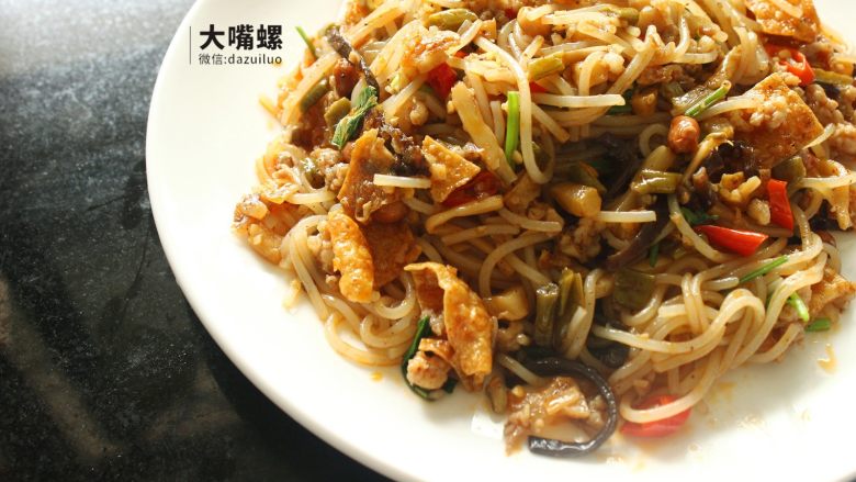 豆皮包螺蛳粉丨大嘴螺,盛出备用(可随意搭配些青菜或者肉类,味道更佳)