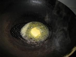 奶酪贝壳粉,在锅里融化<a style='color:red;display:inline-block;' href='/shicai/ 887'>黄油</a>。然后加入胡椒,盐和RICOS浓缩车打芝士酱,搅拌均匀。