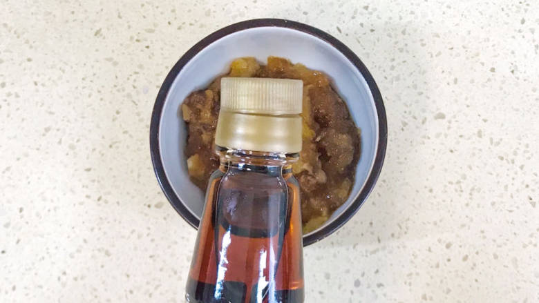 洋葱拌牛肉,加一些<a style='color:red;display:inline-block;' href='/shicai/ 847'>香油</a>,搅拌均匀