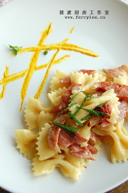 意大利蝴蝶面配培根芥末奶油汁 