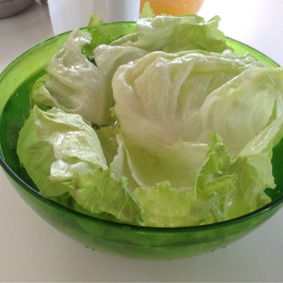 生菜沙拉,择菜,一片一片摘下来,洗干净
