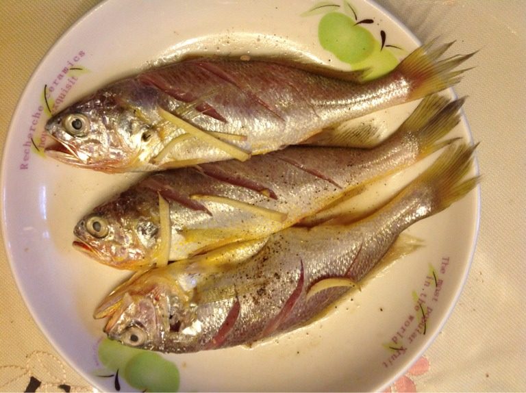 浓汤黄鱼,黄鱼洗净，鱼身斜切刀，用少许盐抹鱼身，放绍酒，<a style='color:red;display:inline-block;' href='/shicai/ 2800'>生姜</a>丝，<a style='color:red;display:inline-block;' href='/shicai/ 720'>胡椒粉</a>腌制15分钟。